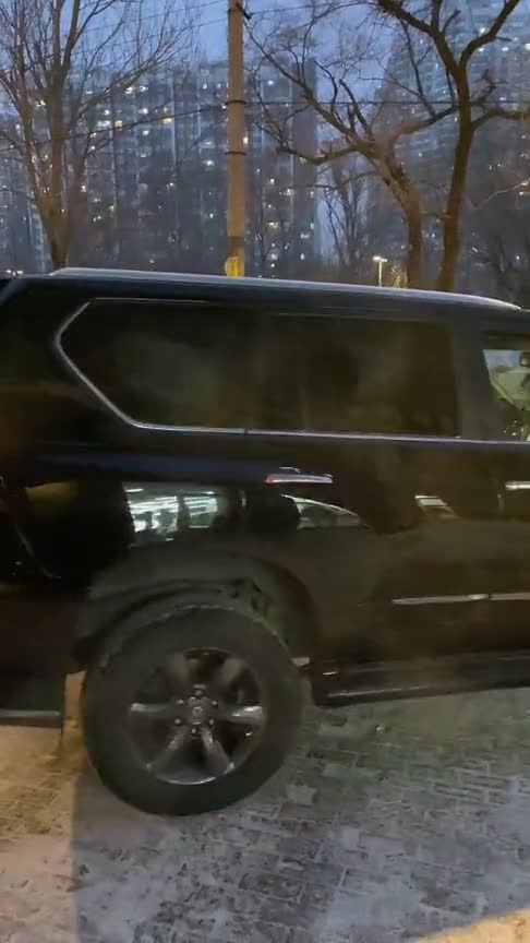 雷克萨斯LX570升级新款，看到它的中网，才知道奔驰宝马的差距！