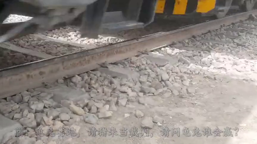 把"自行车轮胎"放在轨道上,火车驶过的瞬间,会发生什么?