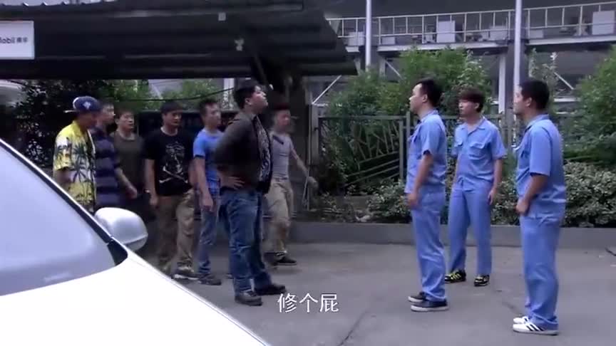一帮小混混来闹事却不知小伙是特警队的当场教他们怎么做人