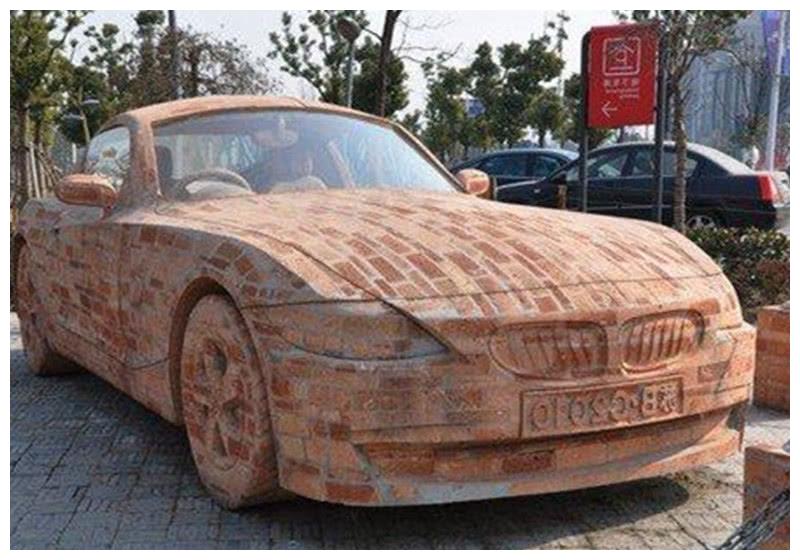 农民工用砖头砌了辆宝马车，土豪看到后心动了：我拿真车跟你换！