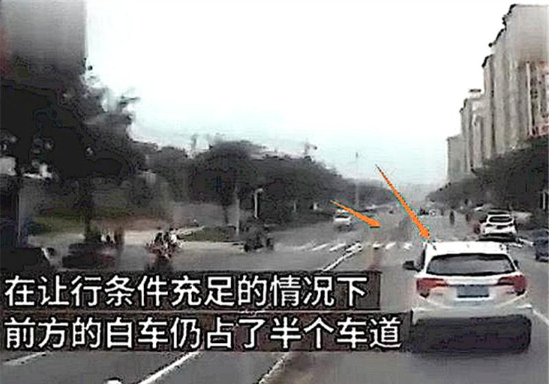 消防车紧急出警,疯狂鸣笛前车不为所动,1分钟后车主后悔不已!休闲区蓝鸢梦想 - Www.slyday.coM 消防车紧急出警,疯狂鸣笛前车不为所动,1分钟后车主后悔不已!休闲区蓝鸢梦想 - Www.slyday.coM