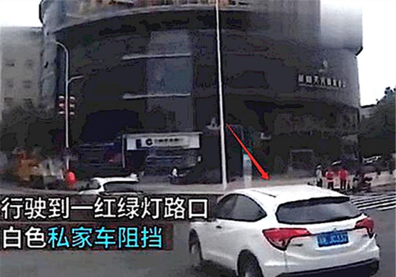 消防车紧急出警,疯狂鸣笛前车不为所动,1分钟后车主后悔不已!休闲区蓝鸢梦想 - Www.slyday.coM 消防车紧急出警,疯狂鸣笛前车不为所动,1分钟后车主后悔不已!休闲区蓝鸢梦想 - Www.slyday.coM