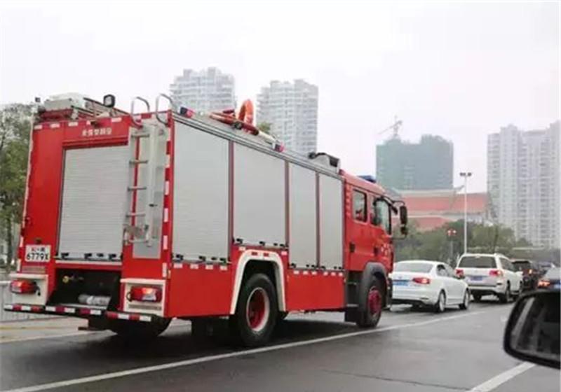 消防车紧急出警,疯狂鸣笛前车不为所动,1分钟后车主后悔不已!休闲区蓝鸢梦想 - Www.slyday.coM 消防车紧急出警,疯狂鸣笛前车不为所动,1分钟后车主后悔不已!休闲区蓝鸢梦想 - Www.slyday.coM