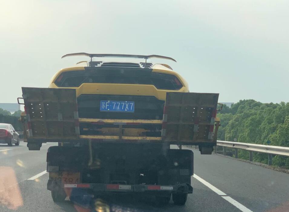 沈海高速南通段实拍兰博基尼跑车，车牌