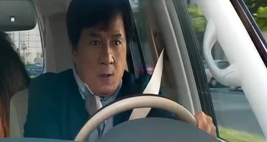 教授开车没一会儿突然车后座出现一头大狮子，吓得教授都呆了