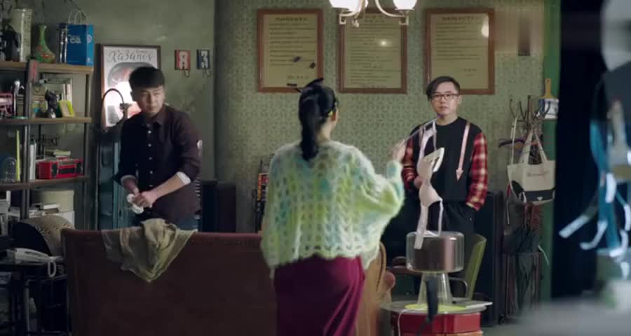 美女在家发现其他女人内衣，男友连忙推小伙上，小伙意外得个女友|娱乐|影视|搞笑_新浪新闻