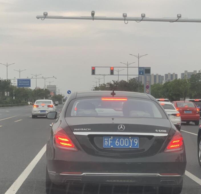 南通新世纪大道实拍迈巴赫S600，气场秒杀周围所有车！