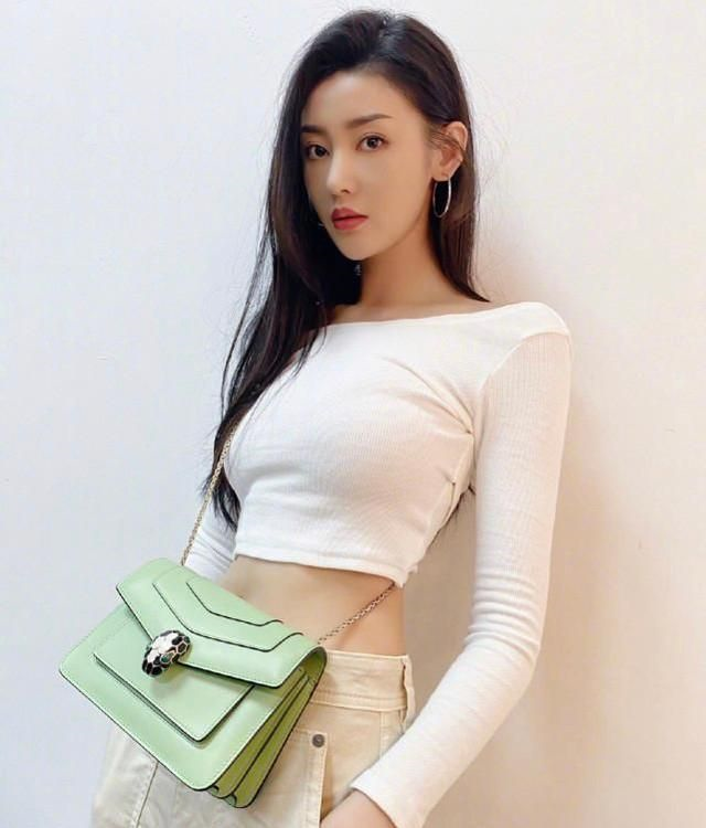 张天爱的气质真的绝了红色小吊带裙显火辣身材太飒了