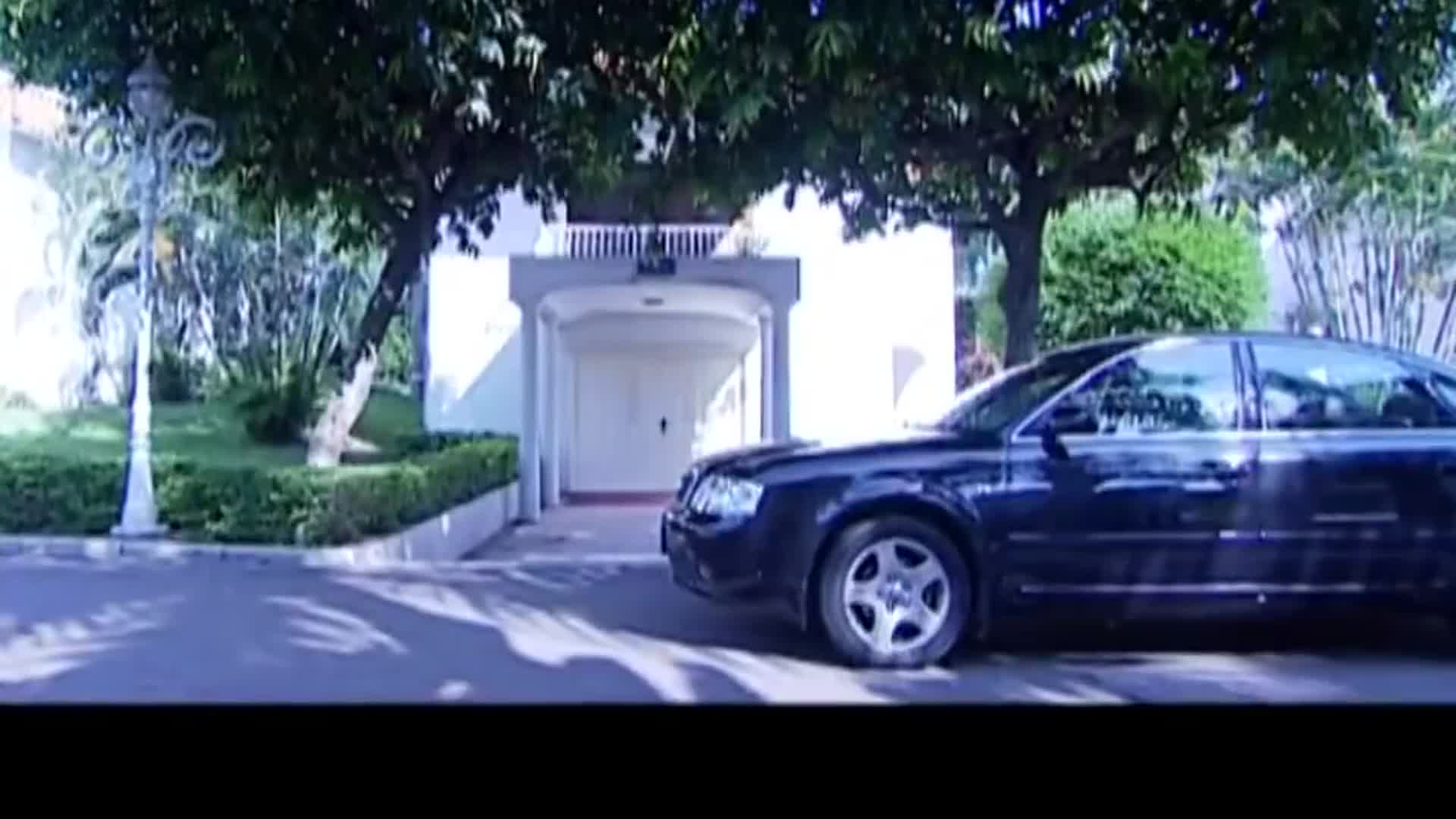 罪域:小六子持枪追杀苏女记者,被赶来的局长当场击毙,太惊险了