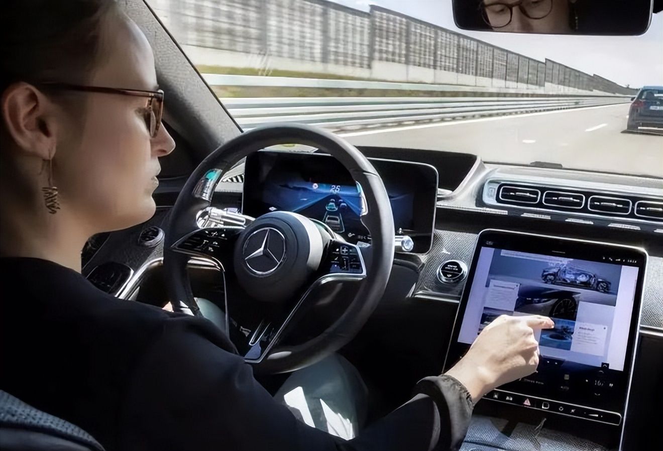 全球首个!英国将推出高速公路新规:司机在自动驾驶时可以看电影休闲区蓝鸢梦想 - Www.slyday.coM 全球首个!英国将推出高速公路新规:司机在自动驾驶时可以看电影休闲区蓝鸢梦想 - Www.slyday.coM