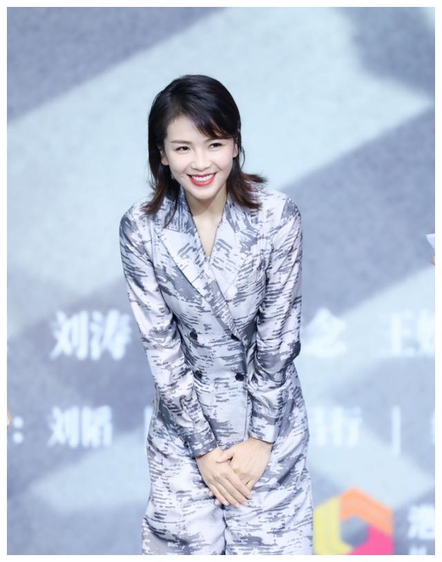 刘涛穿西装套装又飒又美 挥手甜笑露梨涡气质迷人