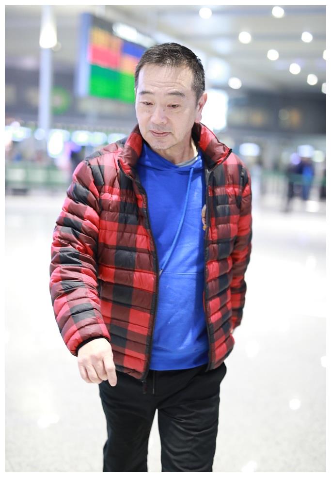 63岁凭借《都挺好》翻红,与妻子恩爱30年,儿子却是试管婴儿
