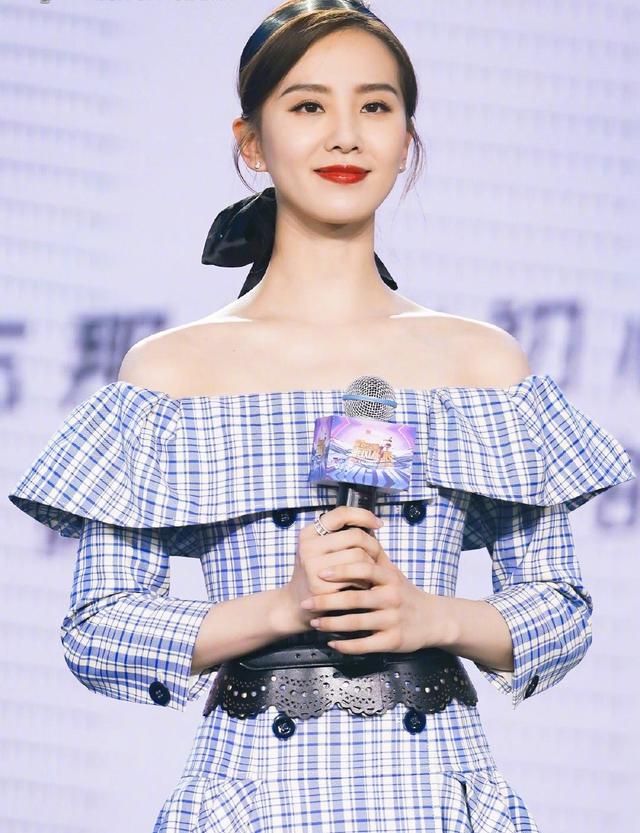 刘诗诗穿一字肩格纹裙,露香肩大秀天鹅颈,优雅大气尽显淑女气质