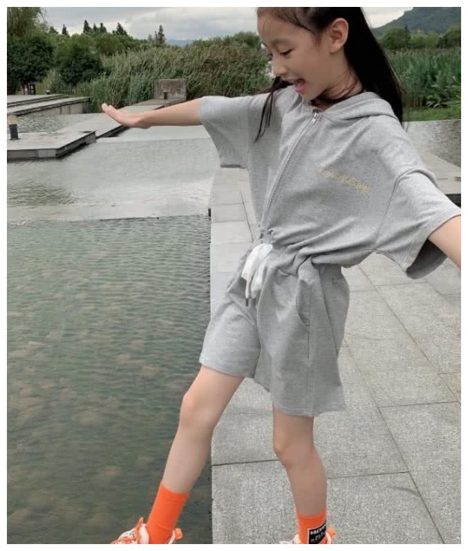 最美童模裴佳欣9岁,为秀腿穿"高脚袜",比半腿袜好看太多了!
