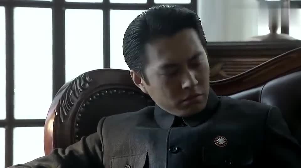 伪装者明楼头疼病又犯阿诚急忙拿来药给大哥心疼极了