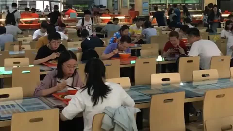 清华食堂的大学生吃饭,站在一旁看的我,都能感觉到自卑感!