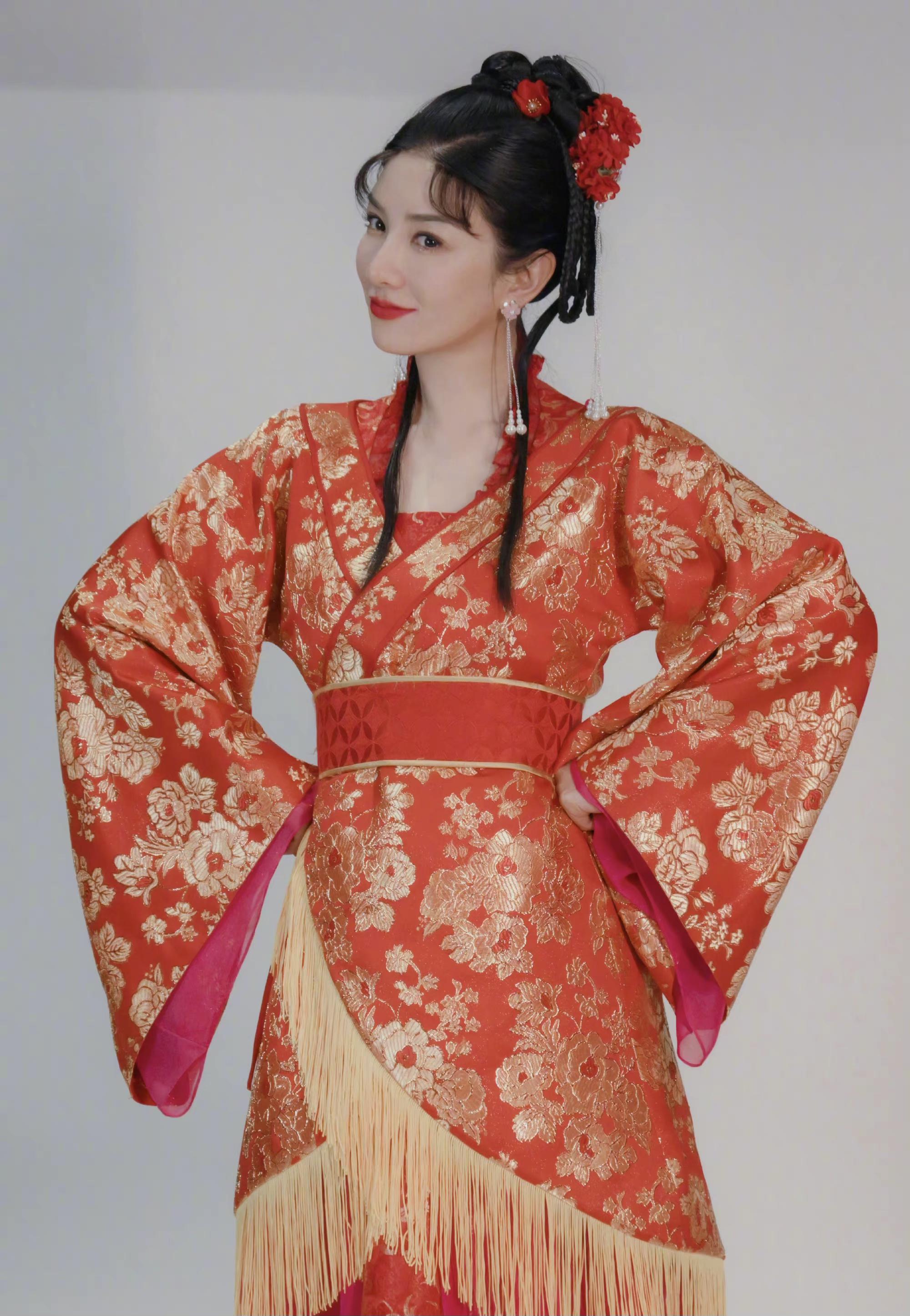 44岁黄奕近照曝光,身穿红嫁衣俏皮可爱,时隔21年再次扮演李玉湖