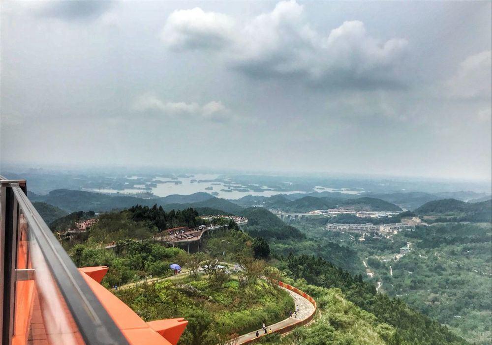 成都丹景台,可远眺四川第二大湖泊三岔湖,玻璃栈道最受游客欢迎
