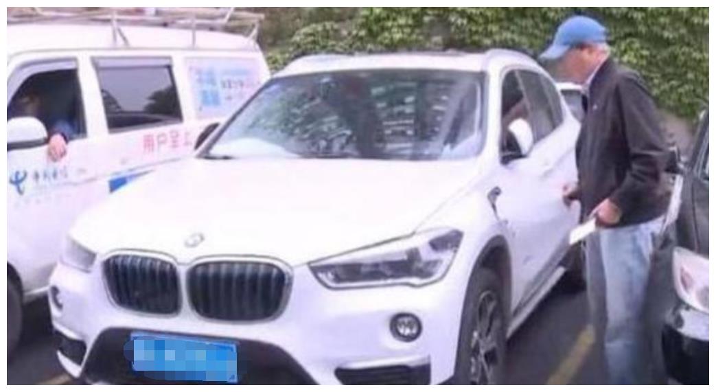 60岁大爷被新能源车难住，充一次电罚一次钱，大爷：都罚了600了