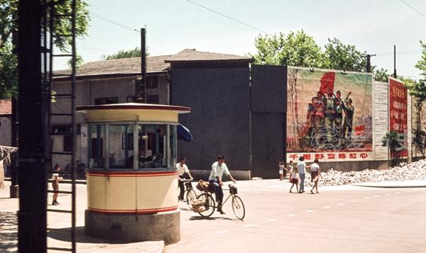 老照片70年代中国街头的红色宣传父亲载着孩子的照片回忆满满