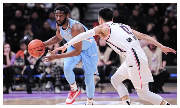 内线双塔统治禁区 篮板与护框能力大幅提升