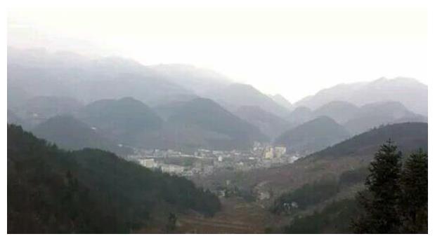 重庆巫山县一个镇,地形独特似棋盘,拥有梨子坪景区