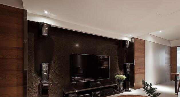 电视背景墙以带花纹的黑色大理石铺设,在灯光的映照下呈现出了大气