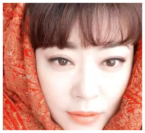 李菁菁瘦出年轻范一改往日身材臃肿的形象直言减肥也不是很难