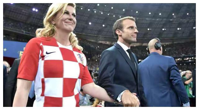 大25岁老婆管不了!马克龙与美女总统雨中拥抱,保镖撑伞很有讲究休闲区蓝鸢梦想 - Www.slyday.coM 大25岁老婆管不了!马克龙与美女总统雨中拥抱,保镖撑伞很有讲究休闲区蓝鸢梦想 - Www.slyday.coM