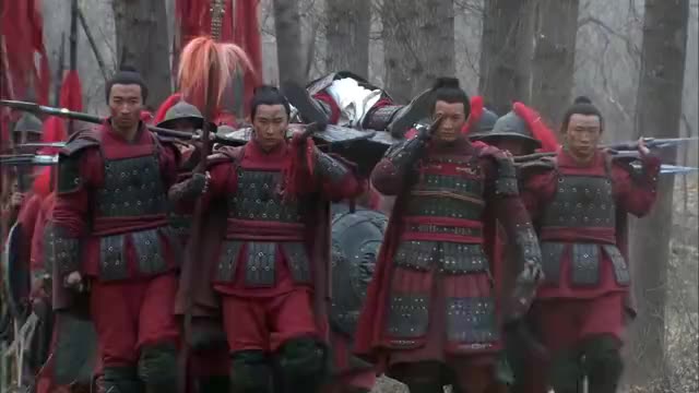 精忠岳飞:岳飞和兄弟们将高宠抬回,杨氏远远望着黯然神伤