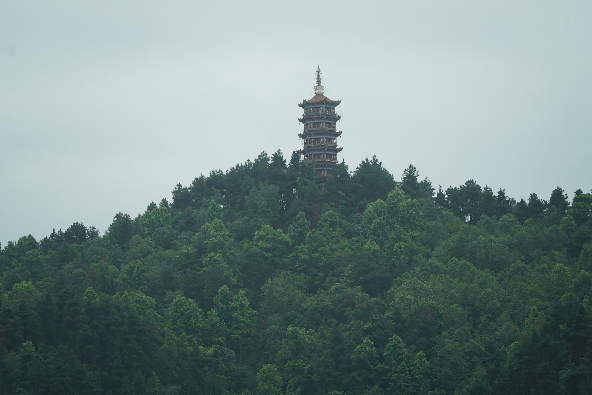 凤凰楼地处贵州省遵义市凤凰山主峰,是一处识别性很高的地标建筑,游客