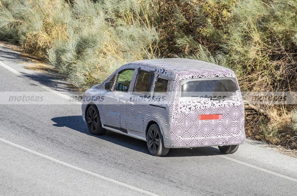 侧滑门设计！奔驰T级MPV最新谍照曝光