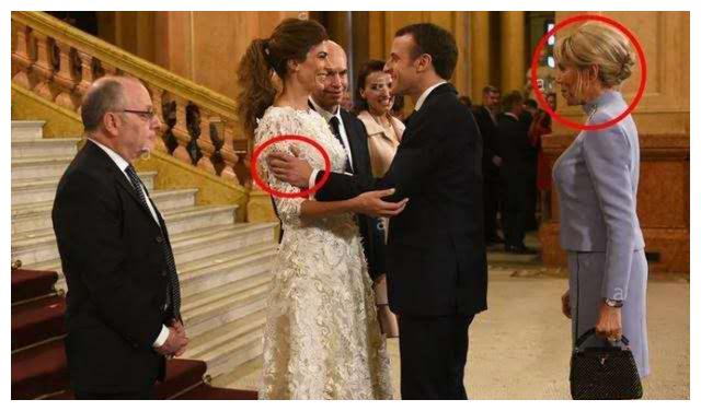 大25岁老婆管不了!马克龙与美女总统雨中拥抱,保镖撑伞很有讲究休闲区蓝鸢梦想 - Www.slyday.coM 大25岁老婆管不了!马克龙与美女总统雨中拥抱,保镖撑伞很有讲究休闲区蓝鸢梦想 - Www.slyday.coM