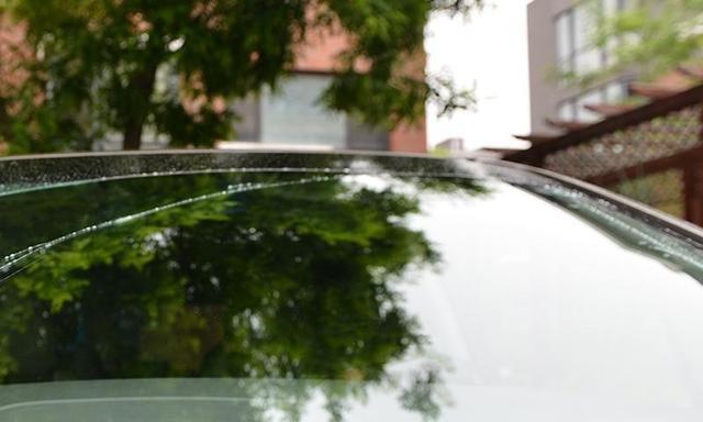 汽车玻璃越擦越模糊，如何让汽车玻璃洁白如新你知道怎么做吗？