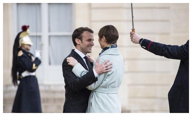 大25岁老婆管不了!马克龙与美女总统雨中拥抱,保镖撑伞很有讲究休闲区蓝鸢梦想 - Www.slyday.coM 大25岁老婆管不了!马克龙与美女总统雨中拥抱,保镖撑伞很有讲究休闲区蓝鸢梦想 - Www.slyday.coM