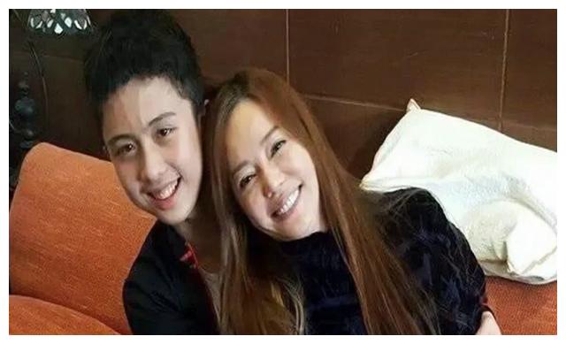 儿子到一定年纪,妈妈就要“退出”了,事事干预会养成“妈宝男”