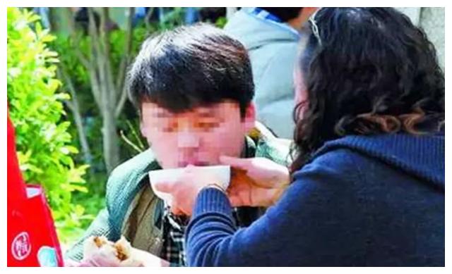 儿子到一定年纪,妈妈就要“退出”了,事事干预会养成“妈宝男”