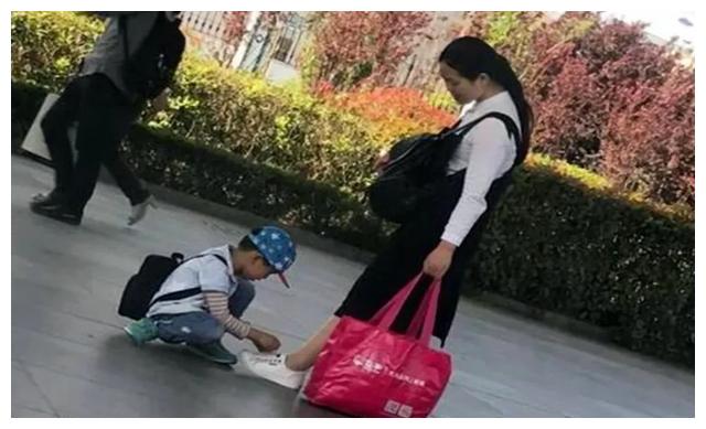 儿子到一定年纪,妈妈就要“退出”了,事事干预会养成“妈宝男”