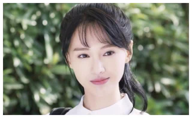 郑爽的古装造型美丽动人,仅凭3个造型,就可以被称为小