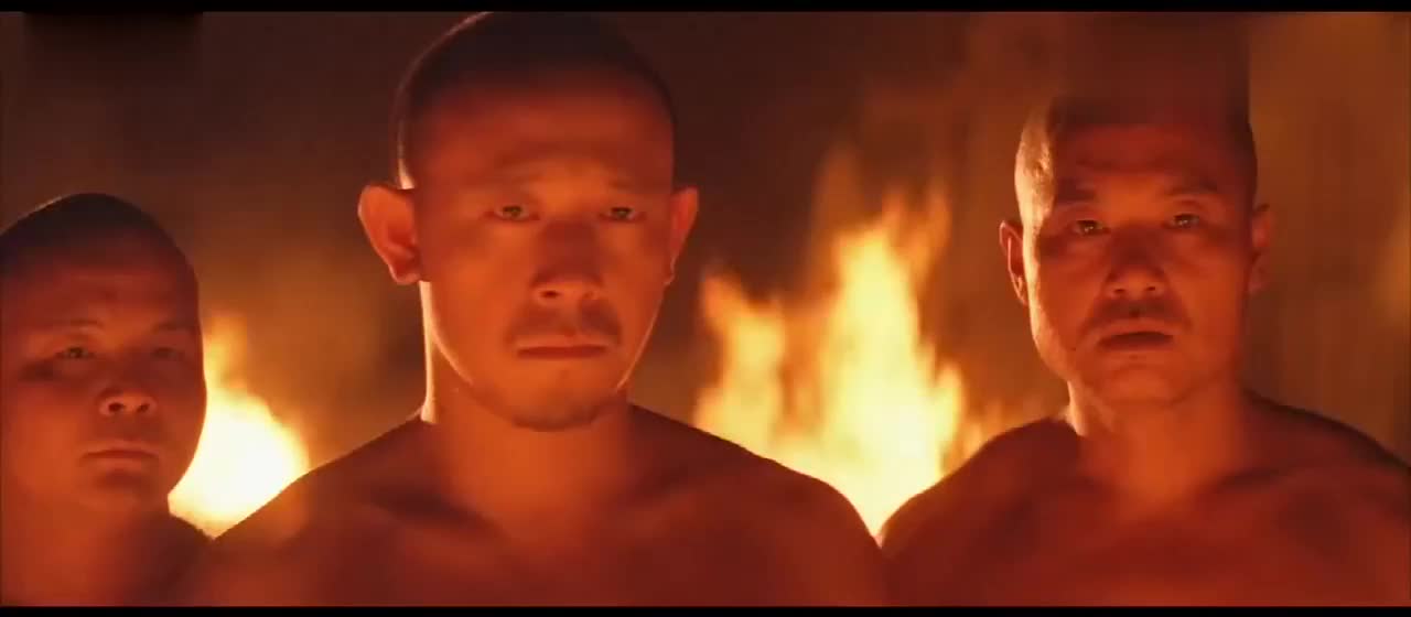 红高粱看姜文倒酒那叫一个心疼一缸酒起码浪费一半