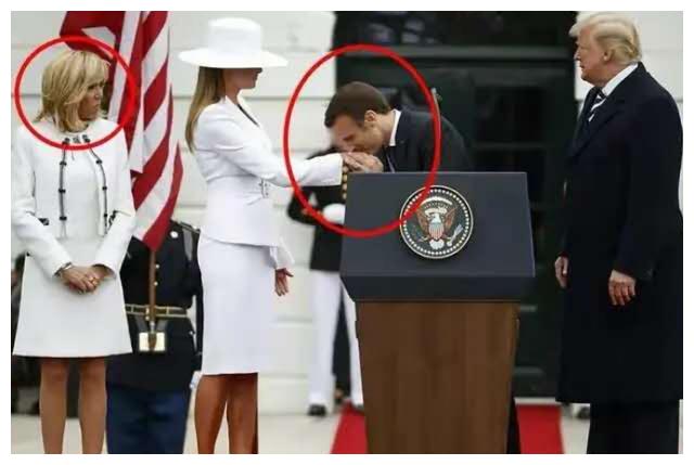 大25岁老婆管不了!马克龙与美女总统雨中拥抱,保镖撑伞很有讲究休闲区蓝鸢梦想 - Www.slyday.coM 大25岁老婆管不了!马克龙与美女总统雨中拥抱,保镖撑伞很有讲究休闲区蓝鸢梦想 - Www.slyday.coM