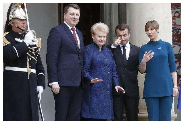 大25岁老婆管不了!马克龙与美女总统雨中拥抱,保镖撑伞很有讲究休闲区蓝鸢梦想 - Www.slyday.coM 大25岁老婆管不了!马克龙与美女总统雨中拥抱,保镖撑伞很有讲究休闲区蓝鸢梦想 - Www.slyday.coM