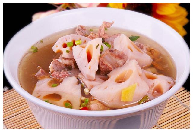 冬季适合的一道汤菜莲藕排骨汤制作简单营养又美味