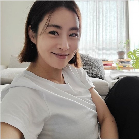 韩国女艺人姜素拉顺利产女升级做妈妈