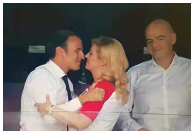 大25岁老婆管不了!马克龙与美女总统雨中拥抱,保镖撑伞很有讲究休闲区蓝鸢梦想 - Www.slyday.coM 大25岁老婆管不了!马克龙与美女总统雨中拥抱,保镖撑伞很有讲究休闲区蓝鸢梦想 - Www.slyday.coM