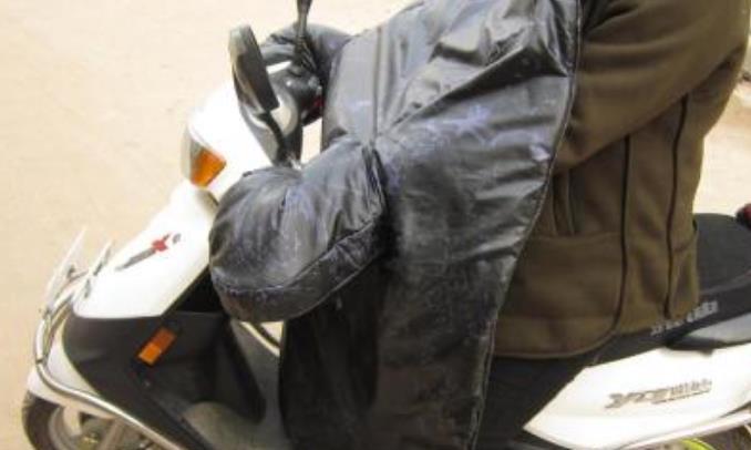 电动车装挡风被也被罚？交警抓到当场开撕，车主：天冷活该挨冻？