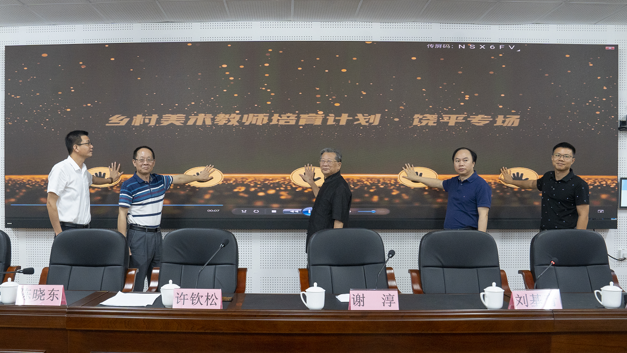 三正集团总裁办公室副主任张义晖等有关领导和嘉宾,以及46名饶平各乡