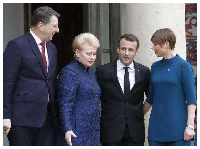 大25岁老婆管不了!马克龙与美女总统雨中拥抱,保镖撑伞很有讲究休闲区蓝鸢梦想 - Www.slyday.coM 大25岁老婆管不了!马克龙与美女总统雨中拥抱,保镖撑伞很有讲究休闲区蓝鸢梦想 - Www.slyday.coM