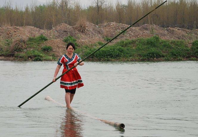 22岁贵州姑娘苦练15年独竹漂,如今身价大涨,表演画面太惊艳休闲区蓝鸢梦想 - Www.slyday.coM 22岁贵州姑娘苦练15年独竹漂,如今身价大涨,表演画面太惊艳休闲区蓝鸢梦想 - Www.slyday.coM