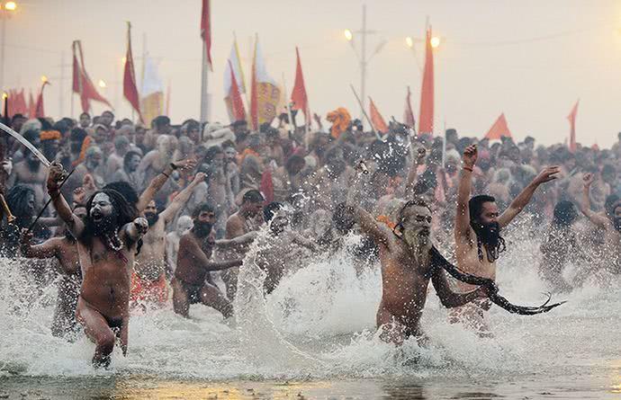 数千万人朝圣的印度大壶节:同沐恒河,沐浴完再共饮恒河水休闲区蓝鸢梦想 - Www.slyday.coM 数千万人朝圣的印度大壶节:同沐恒河,沐浴完再共饮恒河水休闲区蓝鸢梦想 - Www.slyday.coM